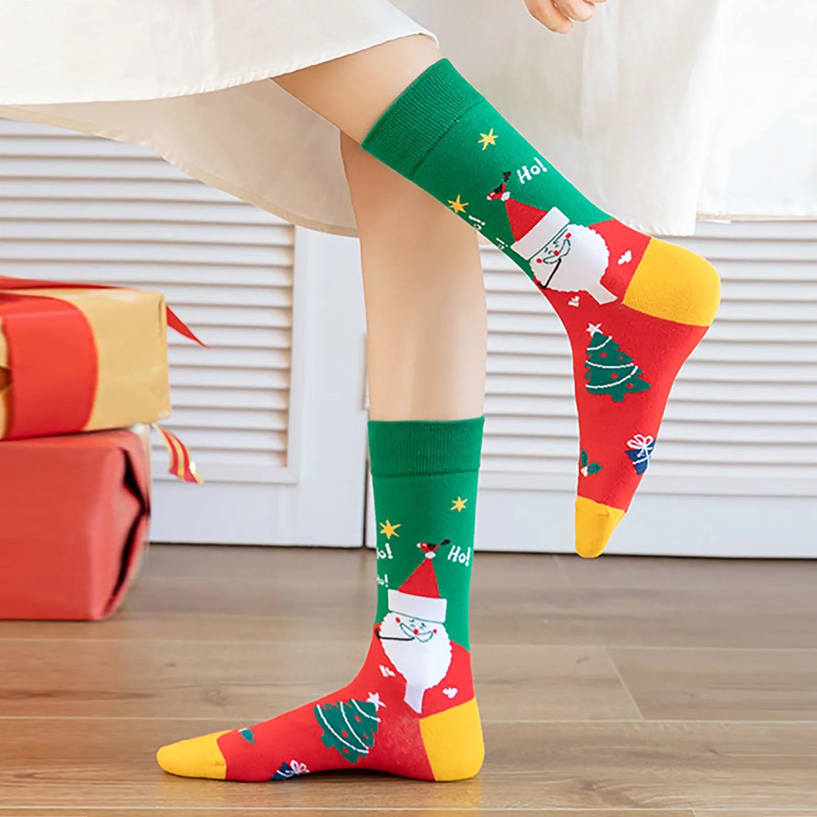 4 Pairs/Lot Christmas Stocks Gift Box Set Fashion New Cute Cartoon Santa Claus Print Socks Happy New Year Colorful Cotton Socks